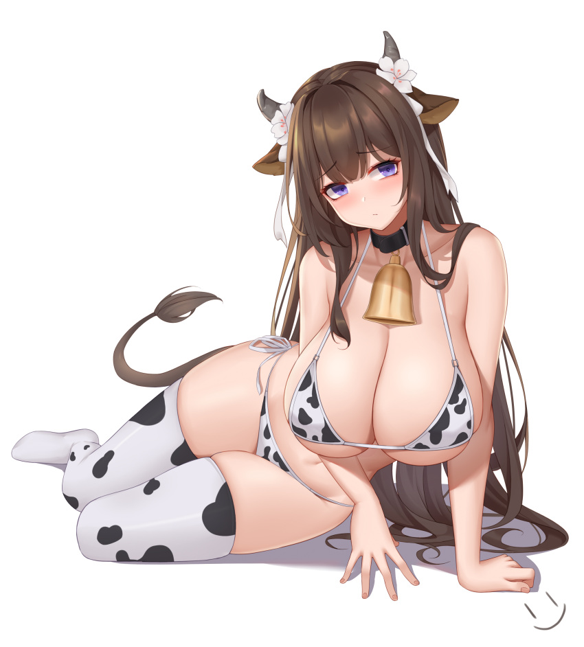 1girl 1girl 1girl azur_lane big_breasts big_breasts erröten brüste braun_haar kragen cow_ears cow_girl cow_horns cow_print_bikini cow_print_thighhighs cow_tail weiblich_nur high_res kashino_(azur_lane) long_hair purple_eyes oberschenkel wei_xiao white_background