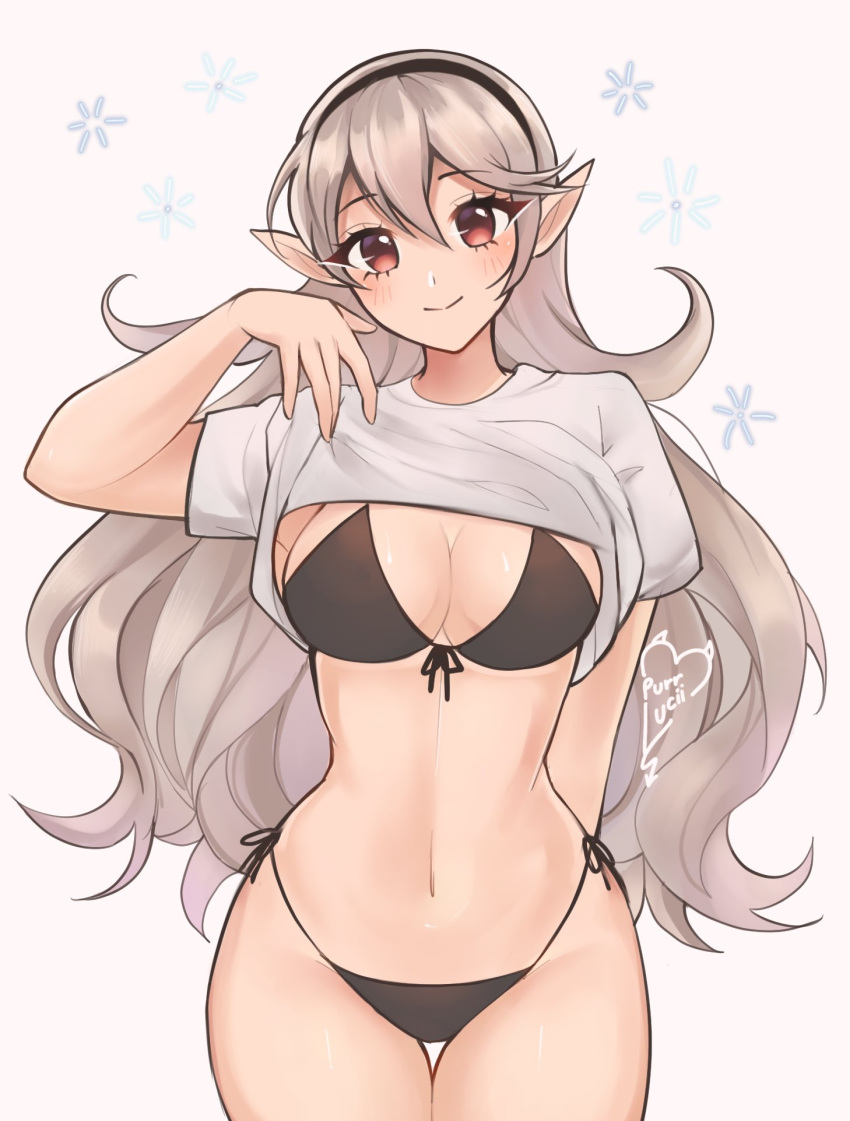 1girl 1girl 1girl verführerisch alternatives_Kostüm große_Brüste Bikini schwarzer_Bikini schwarzes_Haarband Brüste Dekolleté Clothes_Lift Kommentar Corrin_(Fire_Emblem) Corrin_(Fire_Emblem)_(weiblich) Cowboy_shot weiblich_nur Fire_Emblem Fire_Emblem_Schicksale grauer_Hintergrund Haarband hochauflösender Nabel Nintendo spitze_Ohren Purrlucii-Shirt Shirt_Lift kurze_Ärmel seitliche Krawatte_ bikini_bottom stehend Bauch Badeanzug Oberschenkel white_shirt