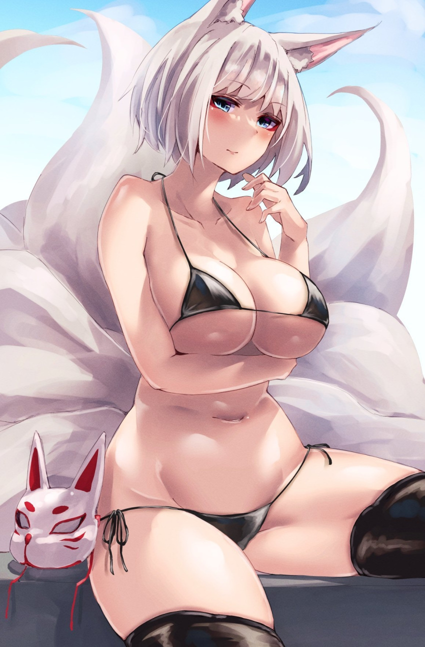 1girl alexi_oekaki animal_ears arm_under_breasts azur_lane big_breasts bikini black_bikini black_thighhighs blue_eyes blue_sky erröten brüste spaltung geschlossener_mund fox_ears fox_girl fox_mask fox_tail high_res kaga_(azur_lane) looking_at_viewer mask micro_bikini multiple_tails bauchnabel außerhalb side-tie_bikini_bottom sideboob sitzend himmel strümpfe s Badeanzug Schwanz Oberschenkel Unterbrust ungetragene_Maske