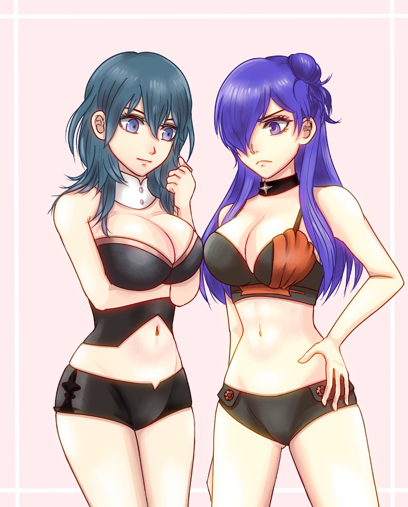 1girl 2_girls adapted_costume verführerisches alternatives_kostüm ass_visible_through_thighs große_brüste bikini black_bikini black_swimsuit blue_eyes byleth_(fire_emblem) byleth_(fire_emblem)_(weiblich) ausschnitt kragen dependent_collar febakkari female_only fire_emblem fire_emblem:_drei_häuser fire_emblem_warriors:_drei _Hopes Stirnrunzeln Haar_Brötchen Haar_über_einem_Auge Hand_auf_Hüfte langes_Haar Blick_auf_ein anderes_mehreres_Mädchen Bauchnabel Nintendo lila_Augen lila_Haare Shez_(weiblich) _(fire_emblem) shez_(fire_emblem) single_hair_bun Bauch Badeanzug teal_hair