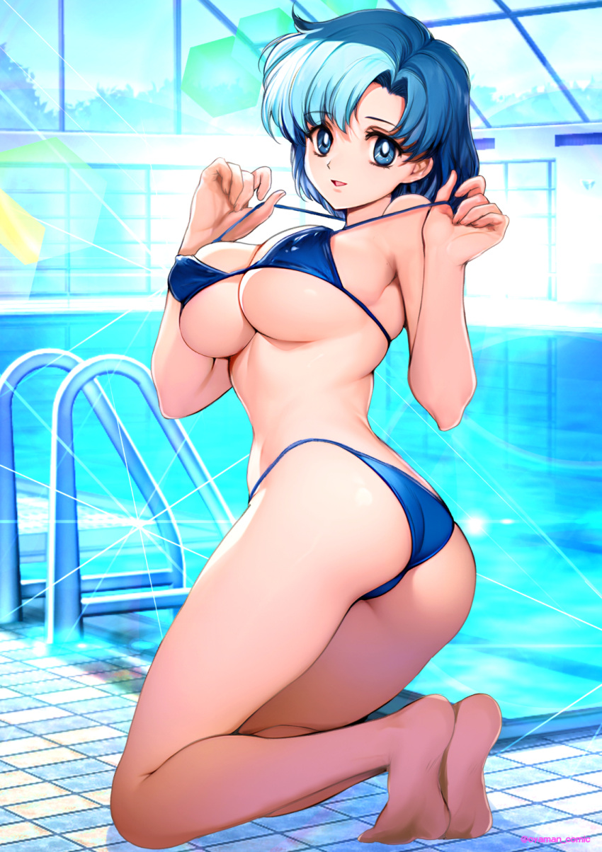 1girl 1girl verführerischer Künstlername Arsch nackte_Arme nackte_Schultern barfuß große_Brüste Bikini bishoujo_senshi_sailor_moon blauer_Bikini blaue_Augen blaue_Haare Dekolleté Kommentar_Anfrage Tag Füße Ganzkörper Hände_oben hochaufgelöst Highleg Highleg_Bikini drinnen knien_zur_Betrachter schauen_zurück schauen mizuno_ami Oyaman Pool_Leiter ziehen_eigene_Kleidung kurze_Haare einfacher_Hintergrund Lächeln Sohlen Schwimmen_Pool Badeanzug Oberschenkel Zehen verdrehter_Torso Wasser